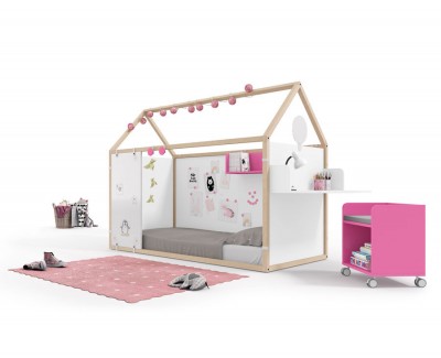Kinderzimmer bestehend aus beplanktem Kinderhaus  mit Schreibtisch und Regalen