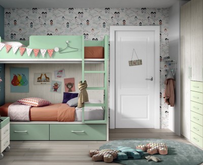 Kinderzimmer mit Etagenbett und Kleiderschrank mit Flügeltüren